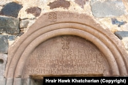 Вірменський напис над входом у церкву XIII століття Святого Саргіса у відвойованому Азербайджаном регіоні Кельбаджар