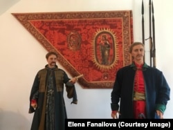 Фігури Івана Мазепи (праворуч) та його наступника Пилипа Орлика. Батуринський музей