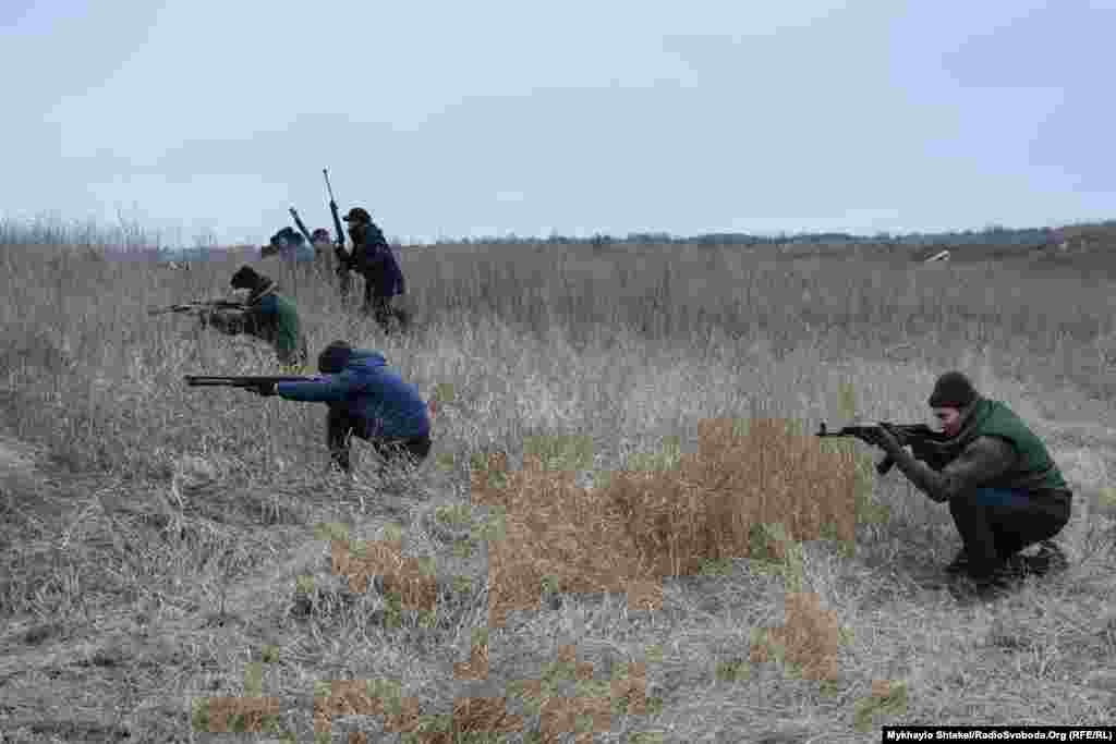 Після тренувань зі зброєю учасників вчили штурмувати будівлі – вони працювали трьома групами по три людини та координували зусилля