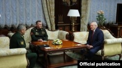 Зліва направо: міністр оборони Росії Сергій Шойгу, міністр оборони Віктор Хренін, Олександр Лукашенко