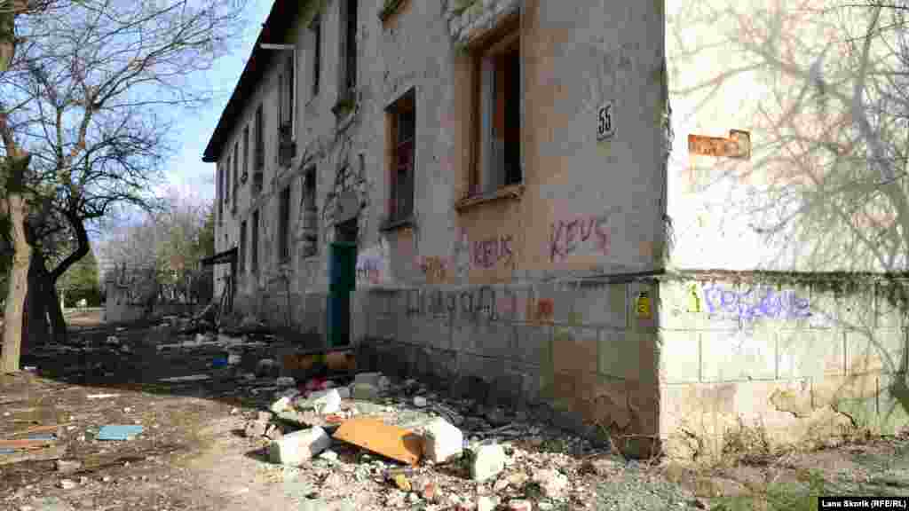 Так выглядит территория у дома со стороны подъездов