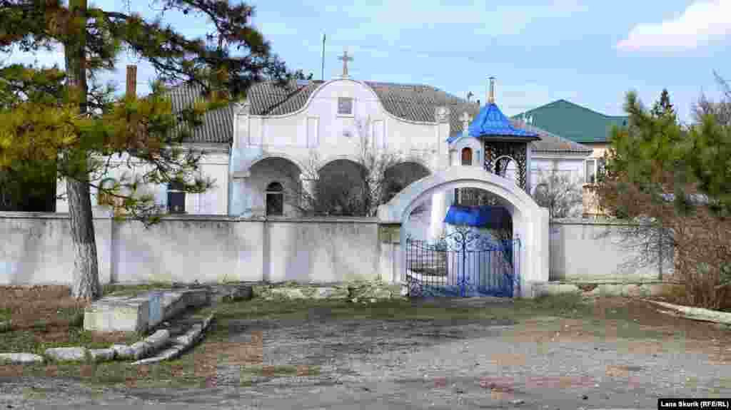 Здесь же, на площади, православный храм иконы Божией Матери «Казанская». На входных воротах замок, в церковь можно попасть только во время проведения служб