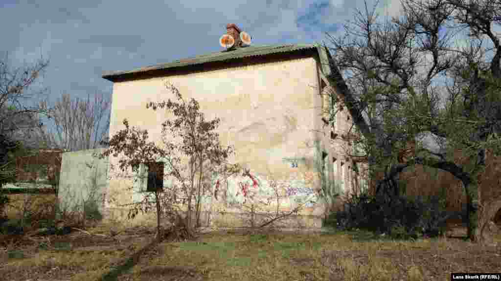 Соседний аварийный дом №53 выглядит как «близнец» 55-го