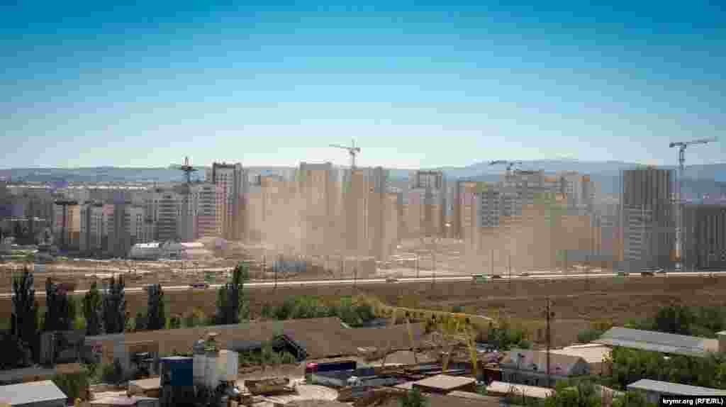 А за объездной дорогой Симферополь-Мирное-Дубки отчетливо просматривается строящийся микрорайон столицы Крыма «Жигулина роща»