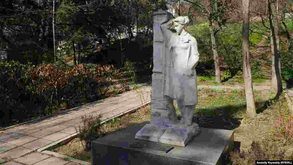 Там же установлен памятник Надежде Сусловой-Голубеевой (1843 –1918). Она работала здесь и была первой женщиной-врачем в императорской России