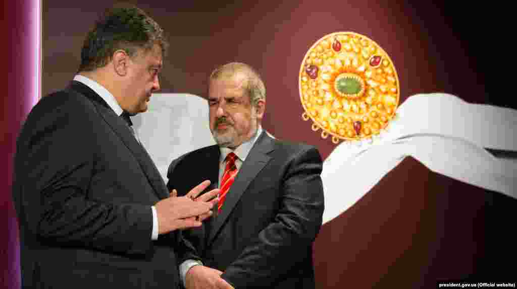 Петро Порошенко і голова Меджлісу кримськотатарського народу Рефат Чубаров на відкритті виставки «Золото нації. Наближення» у Second Floor Art Center. Київ, Україна, 17 травня 2016 року