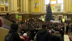 Капела бандуристів зіграла різдвяні колядки на столичному залізничному вокзалі (відео)
