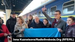 69-річний кримський журналіст Радіо Свобода Микола Семена (в центрі) на залізничному вокзалі в Києві. 19 лютого 2020 року