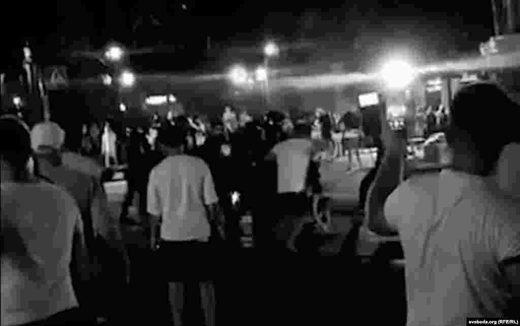 Протесты происходили и в других городах. В Бресте корреспонденты сообщили о прямом столкновении протестующих с силовиками. Сколько человек пострадали, пока неизвестно 
