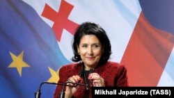 Саломе Зурабішвілі підтримує владна партія «Грузинська мрія», опозиція заявляла про намір протестувати проти результатів виборів