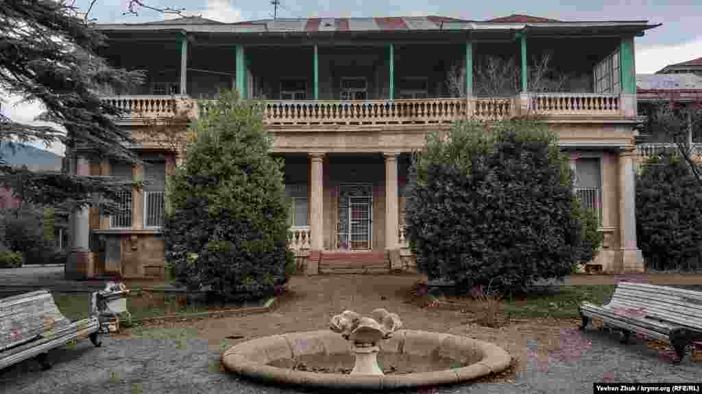 Здесь же, в парке имени Мордвинова, несколько выше дворца имеется еще одно замечательное здание – особняк княгини Барятинской «Уч-Чам». Княгиня Мария Владимировна Барятинская была представительницей древнего рода Рюриковичей, а в конце XIX – начале XX веков стала одной из самых знаменитых жительниц Ялты, прославившись благотворительностью. В 1885-м по ее инициативе был открыт пансионат «Дарсана» для легочных больных, содержавшийся на средства княгини. А в 1901 году был открыт первый в России санаторий для туберкулезных больных, сбор средств для строительства которого организовала Барятинская