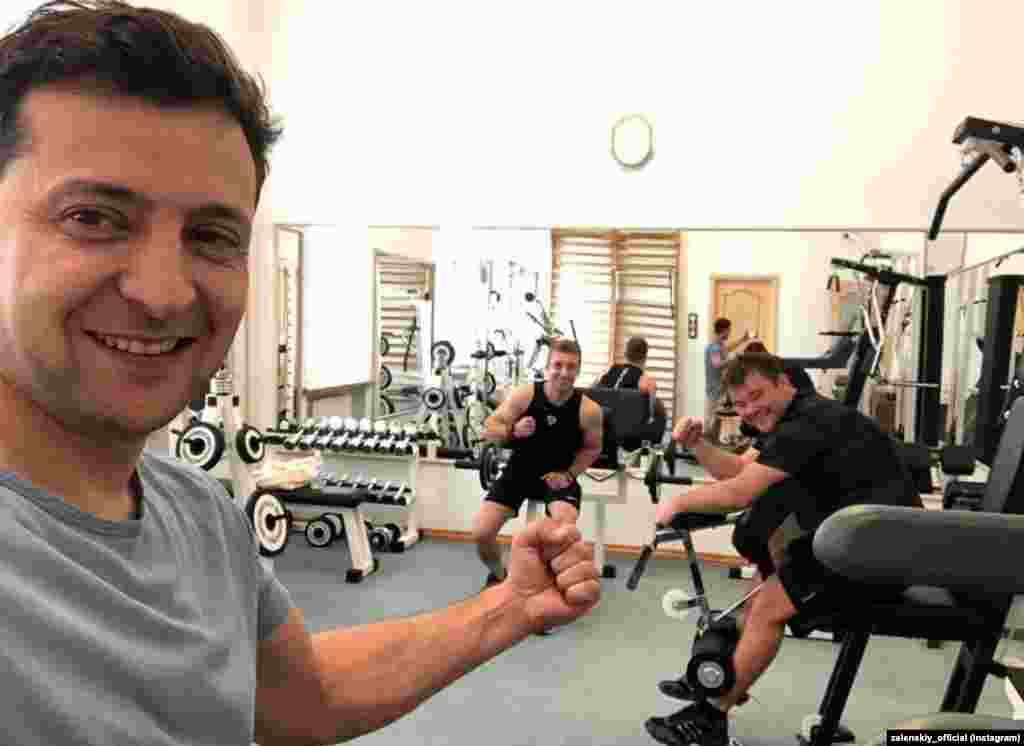 Фото з офіційної сторінки Володимира Зеленського в інстаграм із підписом «На Банковій. Хоч гантелі не вкрали)))», 31 травня 2019 року. За кілька днів до цього, новопризначений секретар РНБО Олександр Данилюк заявив, що з Адміністрації президента зникли монітори і сервери з секретною інформацією. Прессекретар Петра Порошенка Святослав Цеголко у відповідь заявив, що техніка була орендована і потім повернута власнику. ДБР тоді відкрило кримінальне провадження за фактом зникнення моніторів і серверів з Адміністрації президента