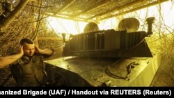 Військовий 24-ї механізованої бригади ЗСУ імені короля Данила під час ведення вогню з гаубиці 2С1 «Гвоздика» по позиціях армії РФ поблизу міста Часів Яр на Донеччині, 22 липня 2025 року