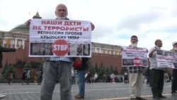 «Наші діти – не терористи»: в Москві після пікету затримали активістів з Криму – відео «Наші діти – не терористи»: в Москві після пікету затримали активістів з Криму – відео