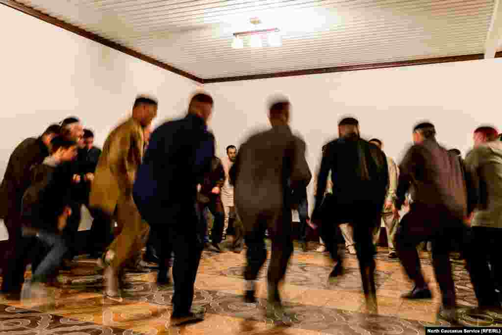 Устаз дает мюридам вирд – каждодневный набор духовных практик. При этом он опирается на тот или иной метод духовного возвышения, называемый тарикатом, что в переводе с арабского означает путь. Важной частью вирда является зикр — особый род коллективной молитвы. Тарикатов много. Как говорят сами суфии, путей к Всевышнему столько же, сколько дыханий всех творений. В вайнахских республиках господствуют два тариката – Накшбандия и Кадирия. Адептом первого был имам Шамиль, адептом второго – его современник Кунта-Хаджи Кишиев, обративший в ислам ингушей.