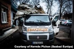 На передній частині транспортного засобу, який атакував російський оператор дронів, написано «Евакуація». Добропілля, 30 січня 2025 року