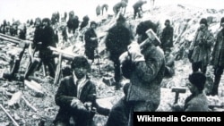 В'язні сталінських таборів на каторжній роботі. Архівне фото