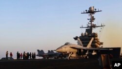 Lansiranje aviona sa američkog nosača USS Harry S. Truman u Crvenom moru prije zračnih napada u Sani, Jemen, 15. marta.