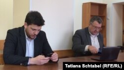 Леонид Волков и его адвокат Владимир Бандура в зале Новосибирского суда