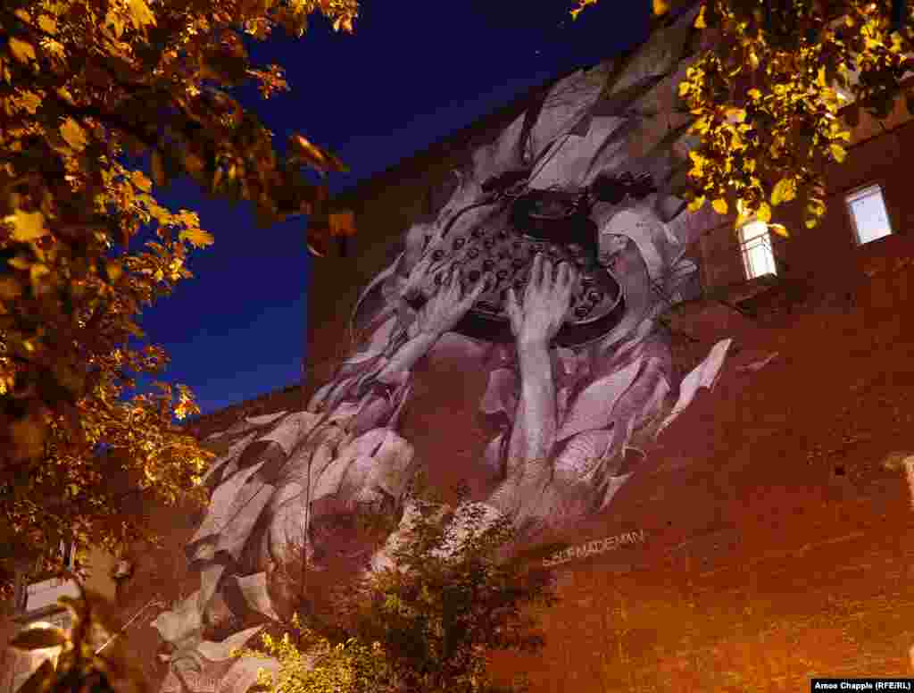 SelfMadeMan («Людина, що зробила себе сама») українського художника Олександра Гребенюка (вулиця Олеся Гончара, 24А). 2015 року ще один українець Сергій Гришкевич вирішив укласти мапу київських муралів