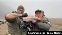 Станислав Орлов «Испанец» (справа), глава российского военизированного подразделения «Эспаньола»