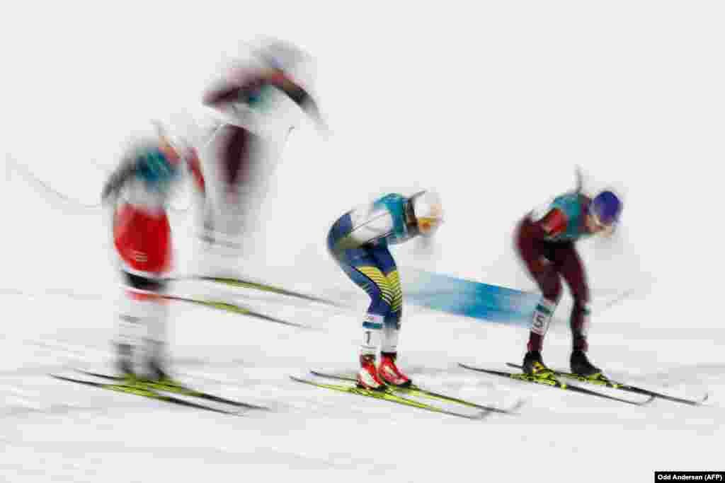 Бег на лыжах: шведка Стена Нильсон (в центре) и россиянка Юлия Белорукова (справа) соревнуются во время женского индивидуального спринта в классическом финале в лыжном центре «Альпенсия» в Пхенчхане. Нильсон получила золотую медаль, Белоруков – бронзовую  