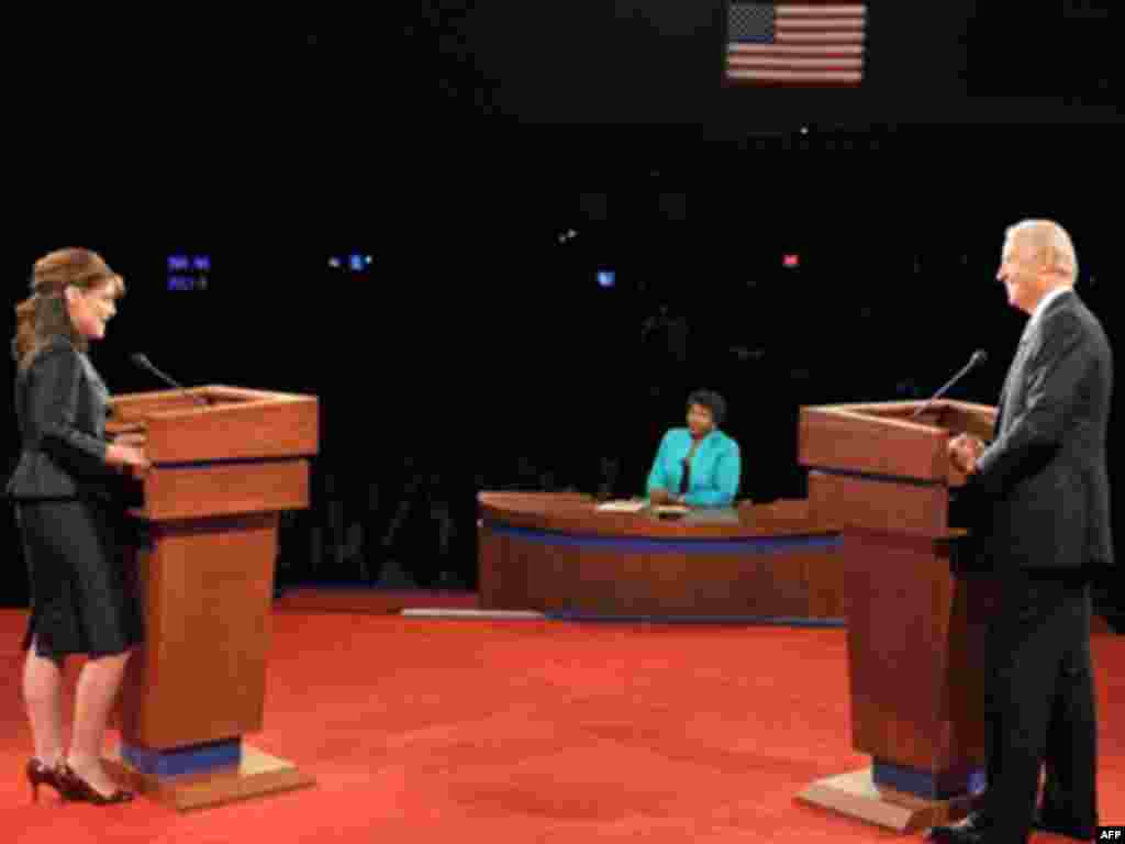 Незважаючи на відсутність досвіду у великій політиці Сара Пейлін "звела унічию" теледебати з досвідченим Джозефом Байде - US - ELECTIONS - PALIN UNITED STATES, Carson : Republican vice-presidential candidate Alaska Gov. Sarah Palin speaks at a campaign rally at the Home Depot Center on October 4, 2008 in the Los Angeles area community of Carson, California. The rally follows her debate this week with Democratic vice-presidential candidate U.S. Sen. Joe Biden (D-DE) at Washington University in St. Louis, Missouri. AFP PHOTO/David McNew/Getty Images