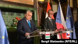 Прем'єр-міністр Угорщини Віктор Орбан (ліворуч) та керівник чеського уряду Андрей Бабіш