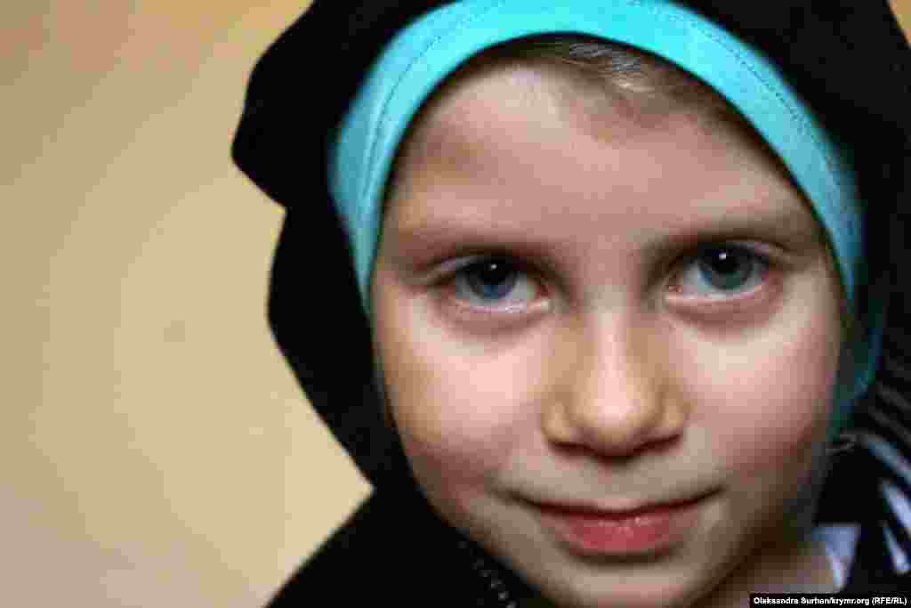 Мумине – дочь фигуранта первого севастопольского «дела Хизб ут-Тахрир» Руслана Зейтуллаева. Фото было сделано через три года после ареста Руслана. Он приговорен к 15 годам колонии строгого режима и сейчас отбывает наказание в исправительной колонии №2 города Салават (Башкортостан)