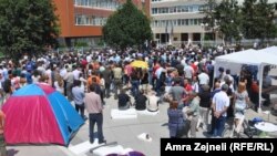 Opponents against the amnesty law organize petition drive in Pristina on July 11.