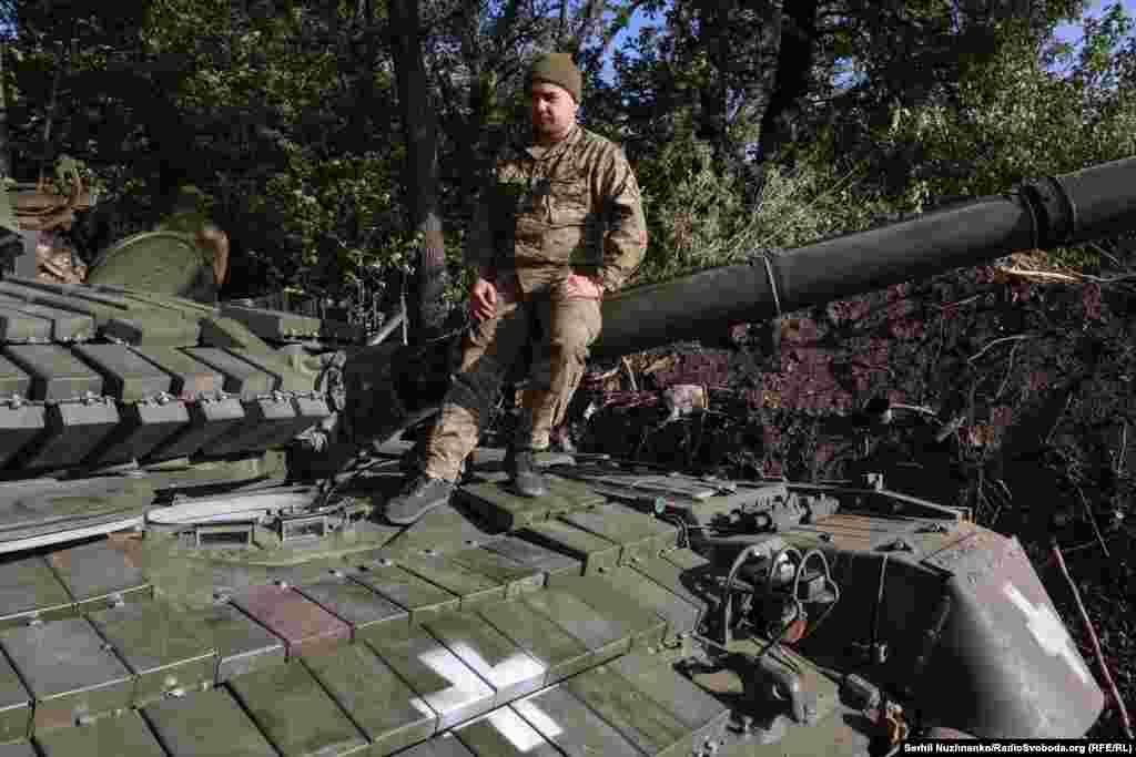 Олександру – 28. У часи АТО–ООС з 2016 року до 2019-го служив за контрактом, з перших днів повномасштабного вторгнення пішов знову до війська. У цивільному житті працював на залізниці, зараз – механік-водій танка