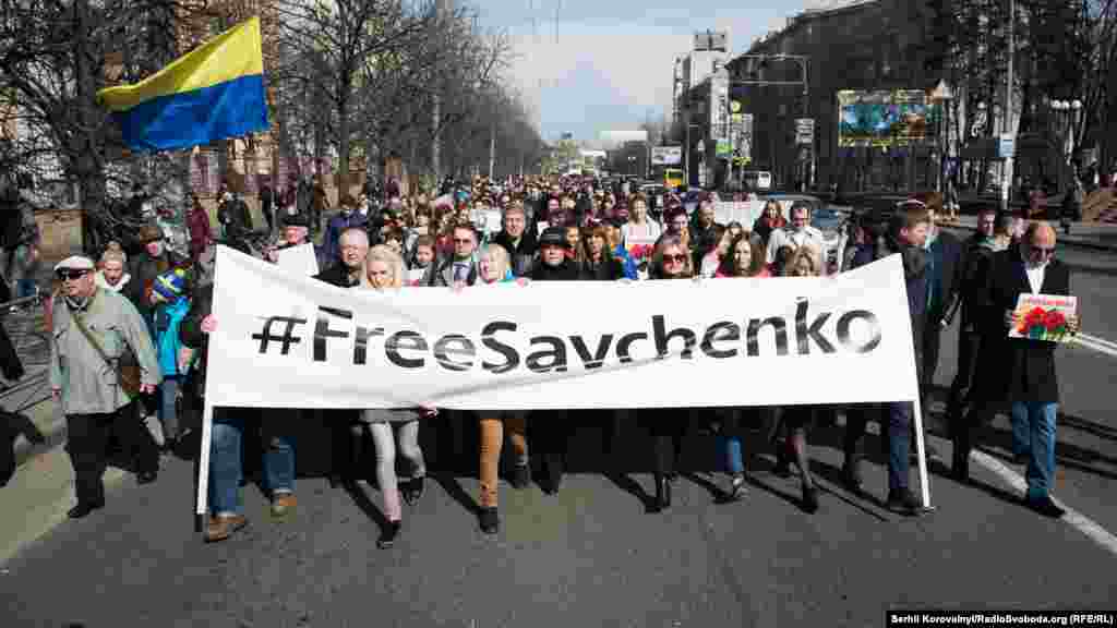 Люди пройшли ходою від Міністерства оборони України до посольства Росії. Це є символічним нагадуванням того, що ув’язнена Надія Савченко – офіцер Збройних сил України, пояснили організатори