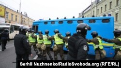 Силовики біля автозаку із затриманими у Святошинському суді Києва, 25 жовтня 2017 року
