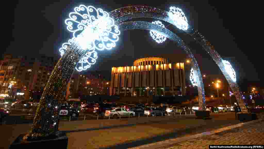 Європейська площа. Міні-новорічну арку встановили тут як знак початку маршруту до Арки Дружби народів