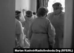 Пацієнти важкі і потребують догляду. Лікарі у відділенні побоюються, що як і минулої хвилі, нині ліжка будуть знову заповнені, а людям доведеться лежати в коридорах. «Ми цього дуже боїмося. Але і до цього уже готові», – каже Тичина.