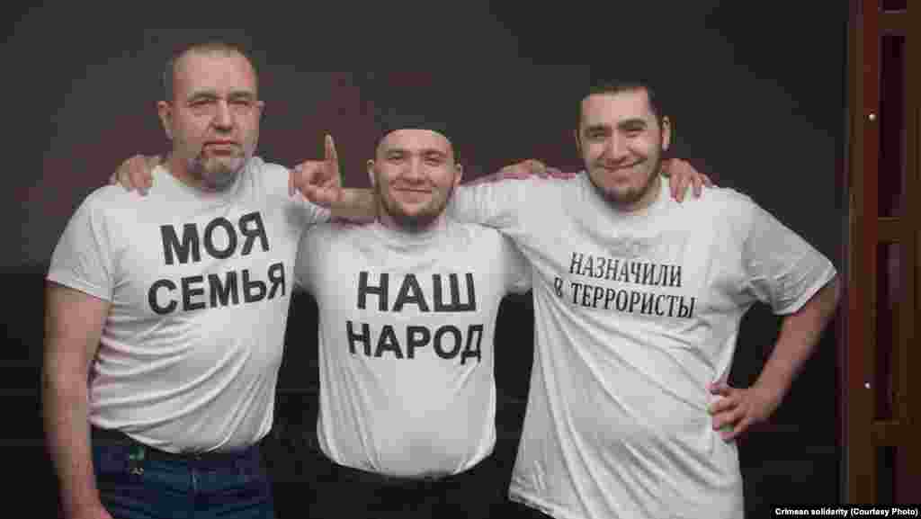 Рустем Сейтмеметов, Осман Сейтумеров, Сейтумер Сейтумеров (слева направо) – фигуранты бахчисарайского «дела Хизб ут-Тахрир» в здании Южного окружного военного суда Ростова-на-Дону