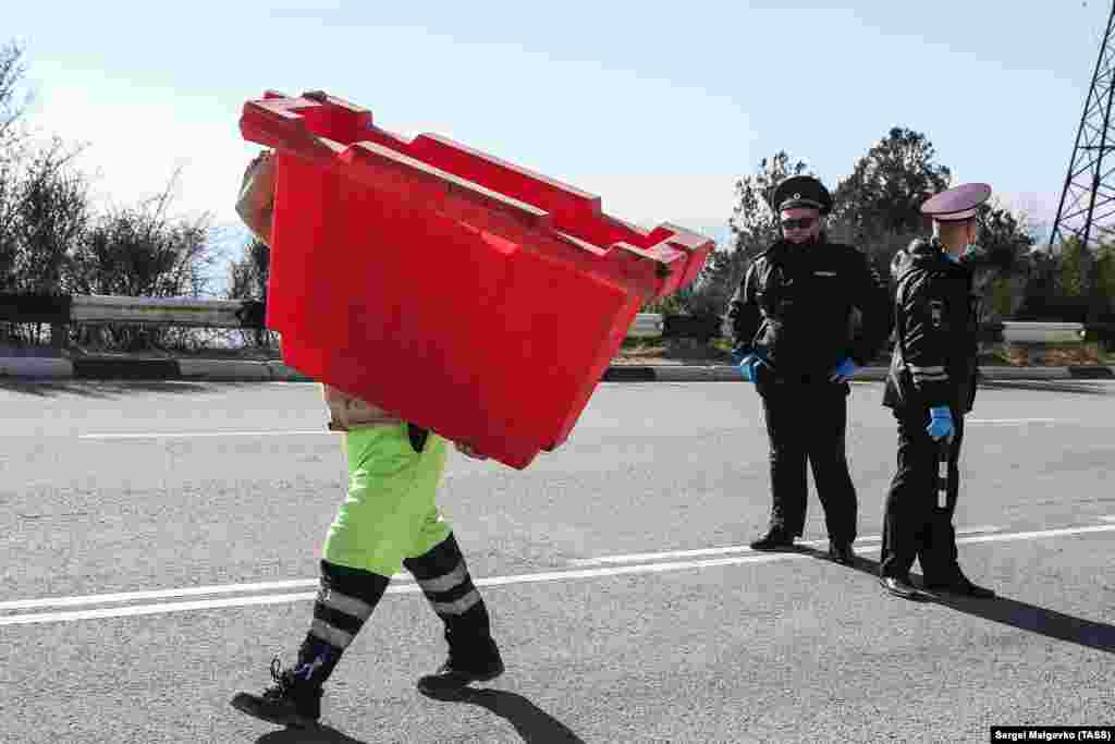 Российский глава Севастополя отмечал, что около 100 человек находятся в реанимации с COVID-19 – в основном, люди преклонного возраста и люди, страдающие хроническими заболеваниями