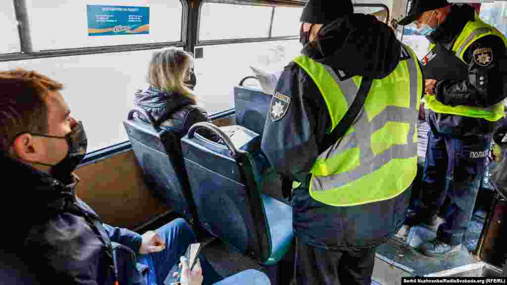 Патруль поліції перевіряє у пасажирів маршрутки COVID-документи