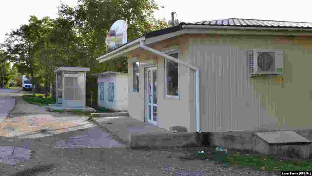 В центре села есть современный продовольственный магазин рядом с остановкой автобуса маршрута «Северная сторона Севастополя – Бахчисарай»