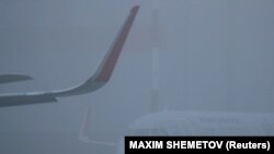 Avion Aeroflota u magli moskovskog aerodroma Šeremetjevo - fotografija iz marta 2020.