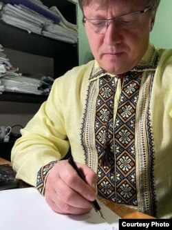 Бывший начальник Ялтинского порта Юрий Формус пишет в Крыму украинский диктант национального единства