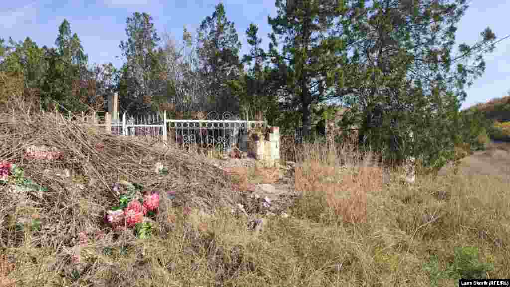 Кирпичный забор приведен в порядок только у главного входа на кладбище, с боковых сторон он полностью развалился 