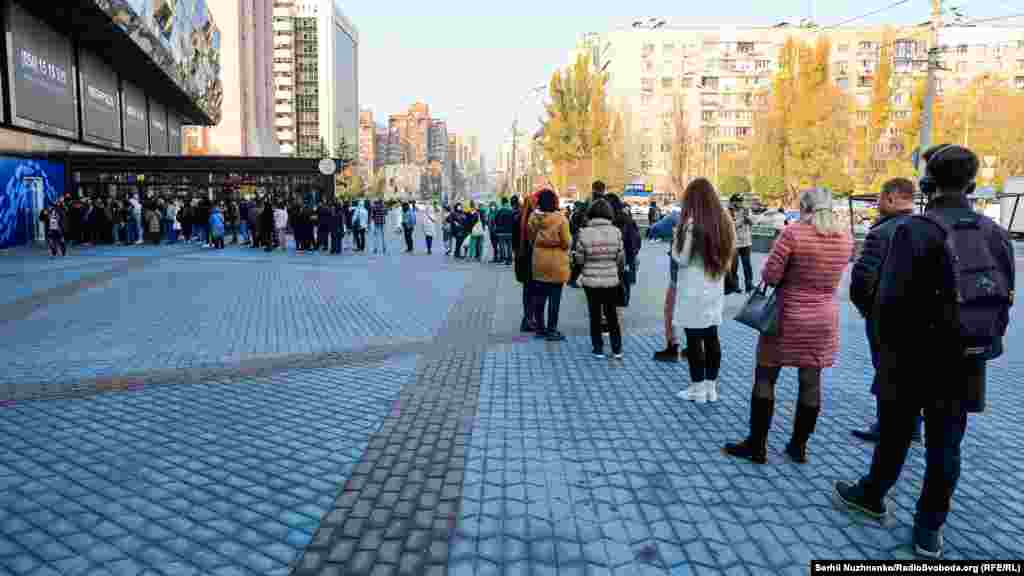 Черги до пункту вакцинації у торговому центрі Ocean Plaza