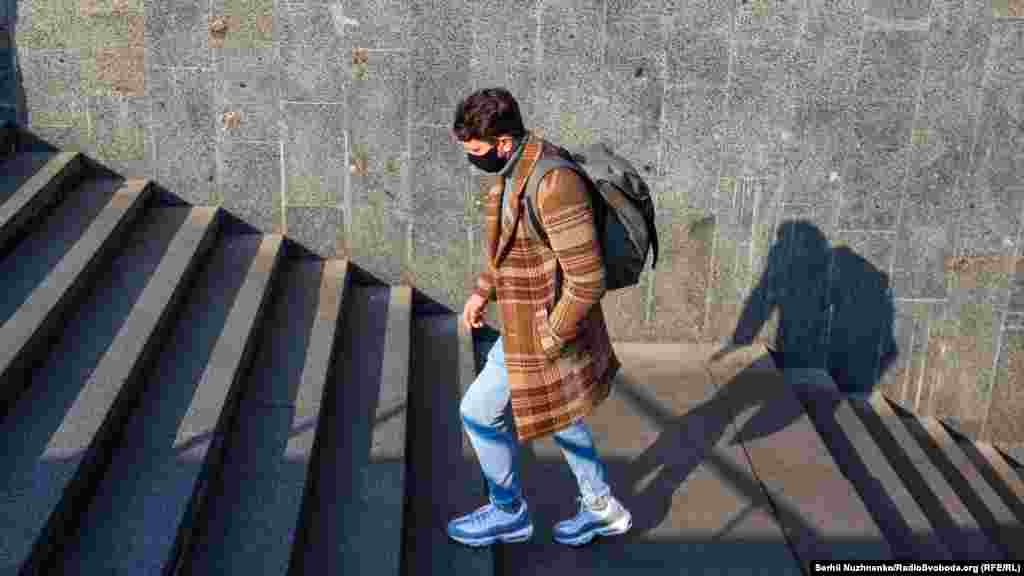 У Києві зберігається велика кількість смертей від коронавірусу – за добу померли 39 хворих, нових випадків інфікування удвічі більше, ніж одужань