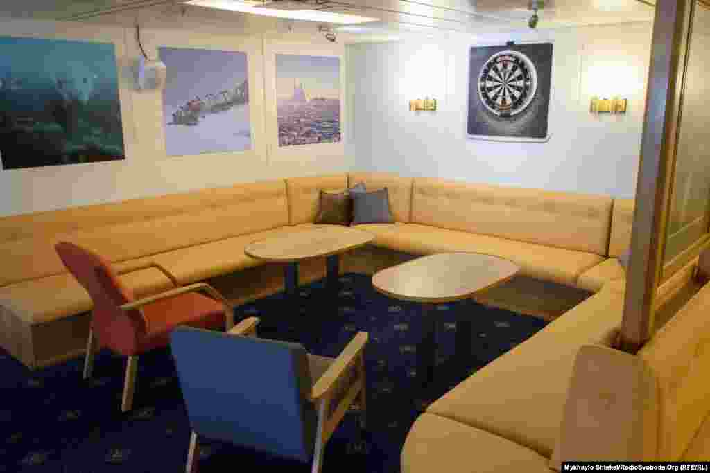 Офіцерська кают-компанія – дивани, кінофільми з проєктора і гра в дартс