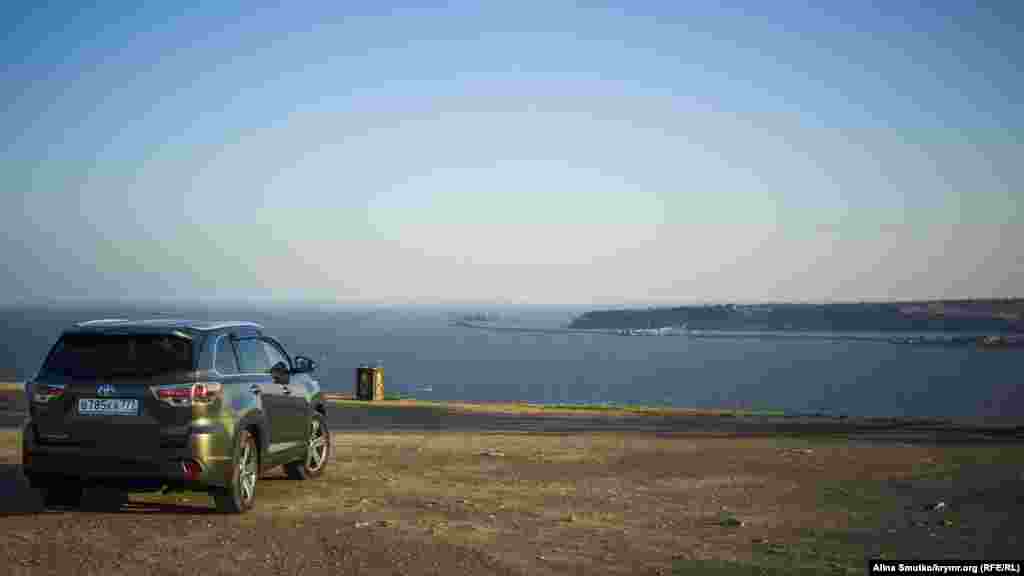 По этой причине инженеры и ученые упрекают российские власти: мол, неосмотрительно строить такой сложный и большой мост на таком сейсмически нестабильном участке – вероятность ошибиться крайне велика