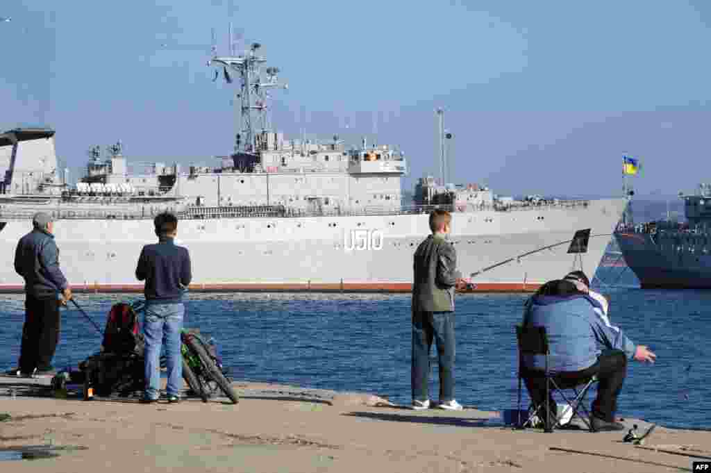 Севастополь – Рибалки ловлять рибу неподалік заблокованого російськими військами корабля управління ВМС України «Славутич», 22 березня 2014 року