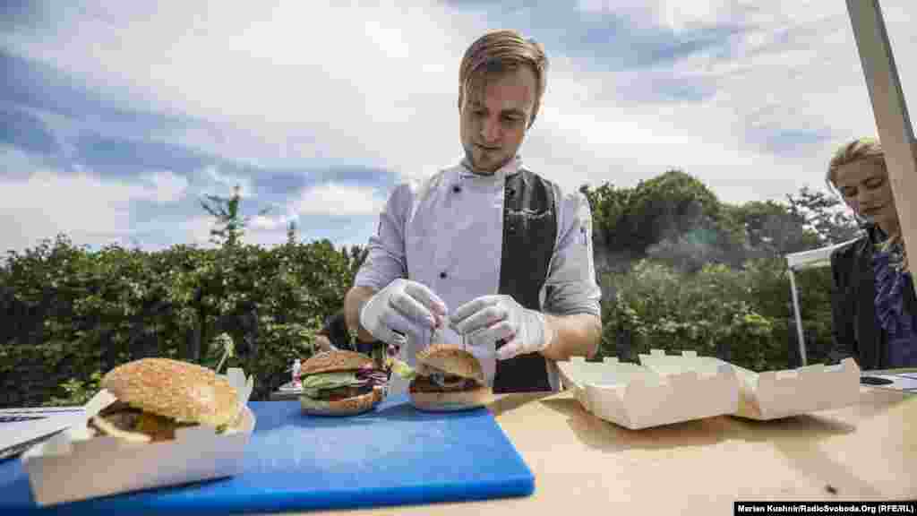 Кожен із бургерів є символом корупційного напрямку і містить свої, специфічні інгредієнти. Проте, організатори запевнили – смачно