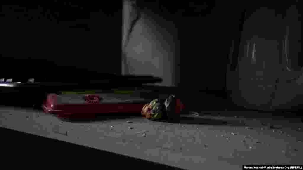 Все, що вціліло, намагаються вивезти з будинку.