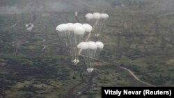 Під час десантування російських ВДВ на полігоні «Гожський» у Гродненському районі зіткнулися двоє десантників (фото ілюстративне)